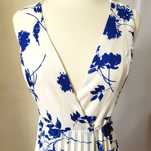 Lulu's Beautiful Lindsie Blue & White Floral Pleated Wrap Maxi Dress size small - Picture 6 of 16